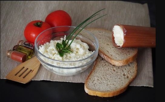 Goat cheese dip with bread
